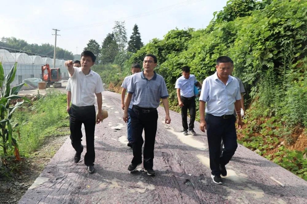 7月20日朱庆刚深入慈口乡大竹村调研指导防汛和灾后重建工作