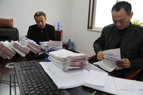 查阅各单位账目各派出纪检监察组深入各地各单位认真查阅账目，严查违规