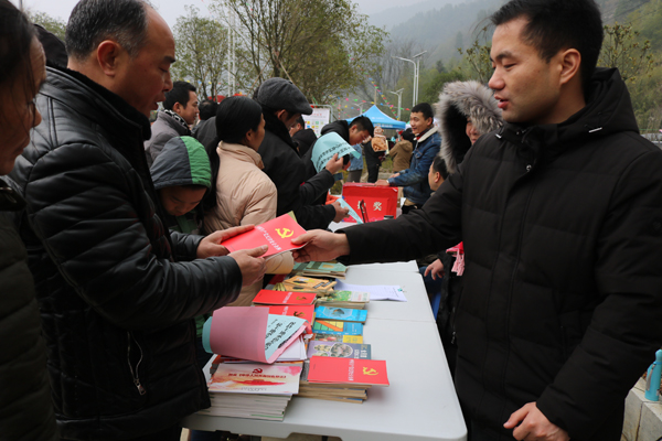 送廉政书籍 讲廉政知识 (1).JPG