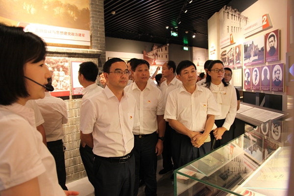 参观中国共产党纪律建设历史陈列馆_副本.jpg